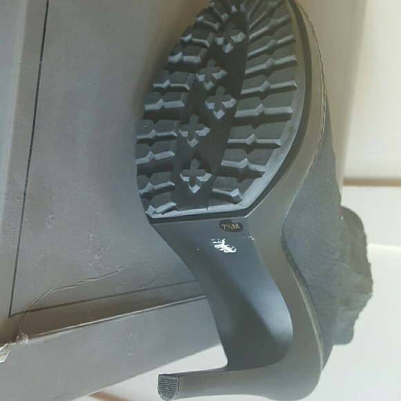 Ankle boots, comes with box.  Brand new never used - Picture 2 of 3