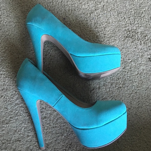 Torqouise high heels!