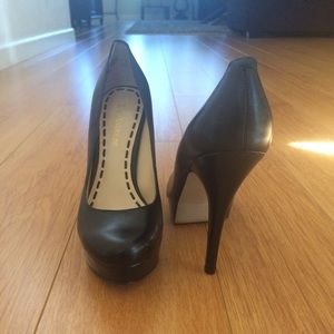 Enzo Angiolini Smiles Pump; Black