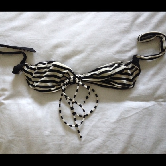 🚫 SOLD! 🚫 Black & White Swim Suit Set - Picture 3 of 4