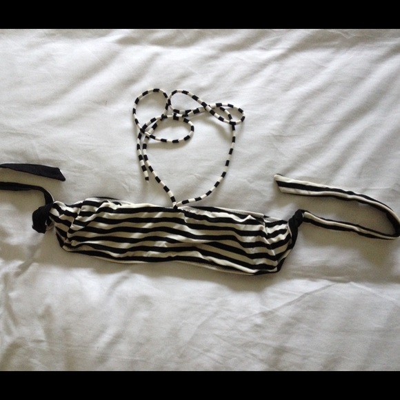 🚫 SOLD! 🚫 Black & White Swim Suit Set - Picture 4 of 4