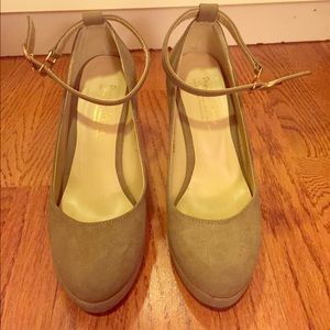 Taupe strap wedges 💋