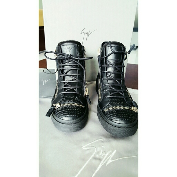 Black  quilted leather 'London' high-top sneakers.