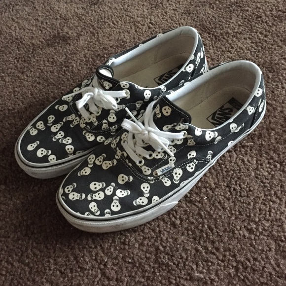 *SOLD* Mens 11.5 black and white skeleton Vans
