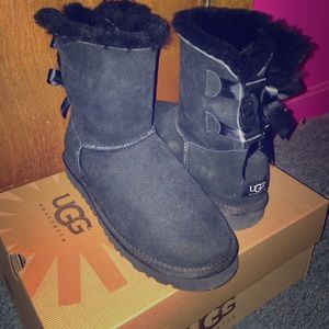 Black Bailey bow short UGGS