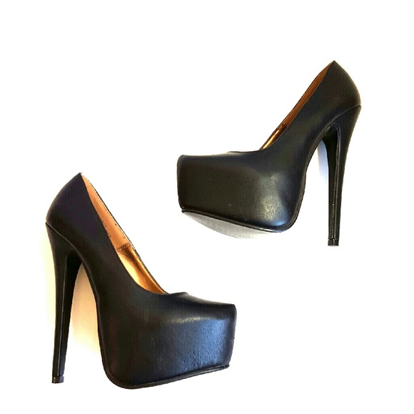 FLASH SHOE SALE! Classic Black Pumps