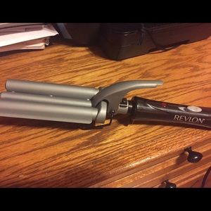 3 barrel Revlon hair crimper 💁🏼