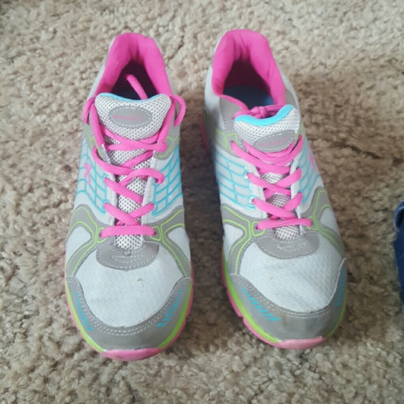 Tennis shoes