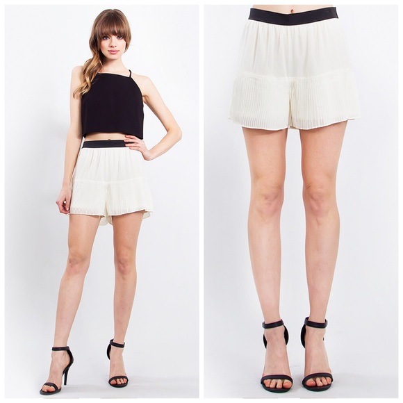 Nasty Gal Dresses & Skirts - 🔥FLASH SALE🔥 NWT Ivory pleated shorts XS/S/M/L