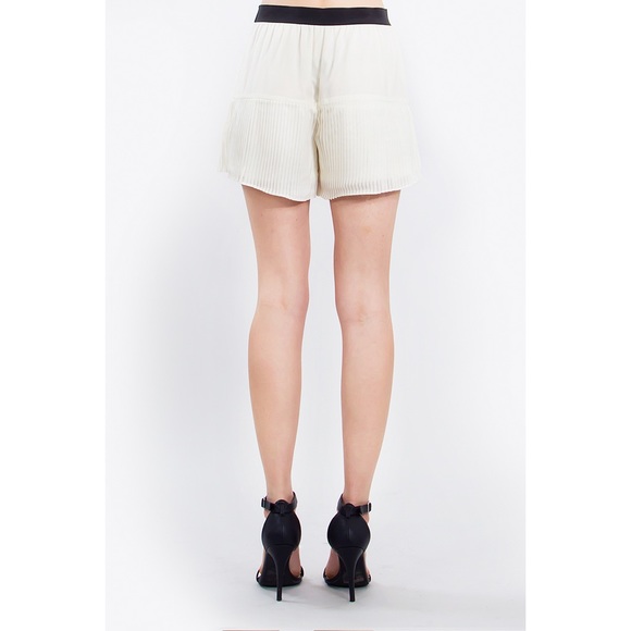 ๐ฅFLASH SALE๐ฅ NWT Ivory pleated shorts XS/S/M/L - Picture 3 of 4