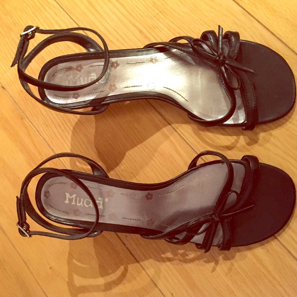 Black strappy sandals with bow detail (size 7.5)