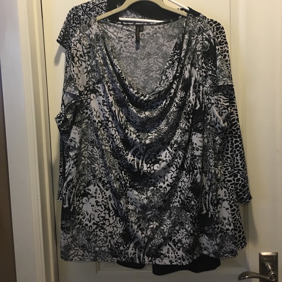 Black and white shirt sleeves top