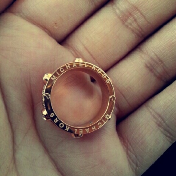 ❌❌SOLD❌❌BNWT MICHAEL KORS ROSE GOLD RING  size 7 - Picture 3 of 4