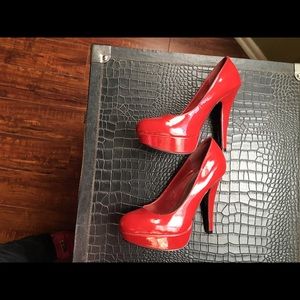 Red Guess pumps