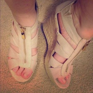 💜PRICE DROP💜Tan Merona Wedges