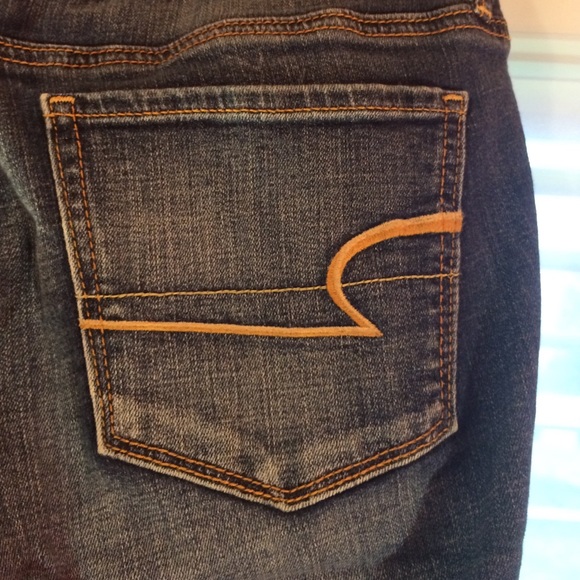 Size 6 medium wash American eagle jeans. - Picture 3 of 4