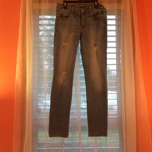 Size 6 light wash American eagle jeans.