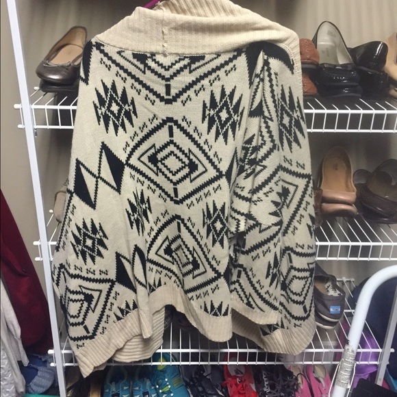 Boutique Aztec sweater - Picture 2 of 2