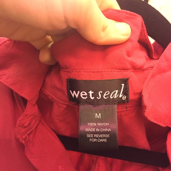 Maroon button Tank - Picture 2 of 3