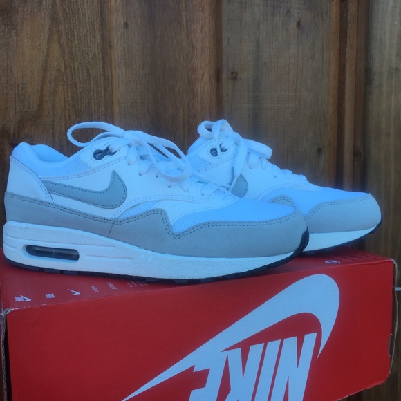 Nike Shoes - •SOLD• Nike air max 1 essential women's