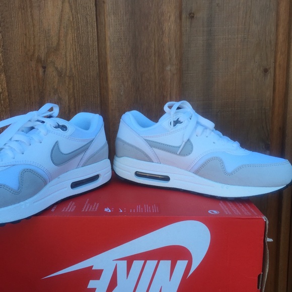 •SOLD• Nike air max 1 essential women's - Picture 2 of 4