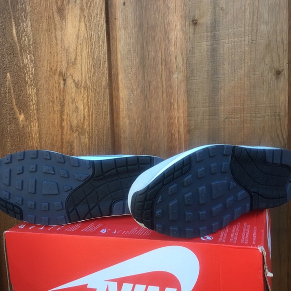 •SOLD• Nike air max 1 essential women's - Picture 4 of 4