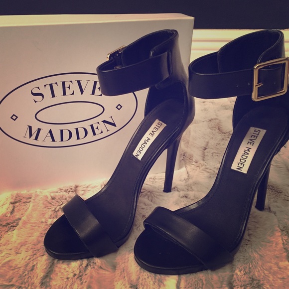 Steve Madden black leather strapy heel