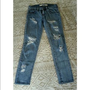 Brandy Melville distressed jeans 😻