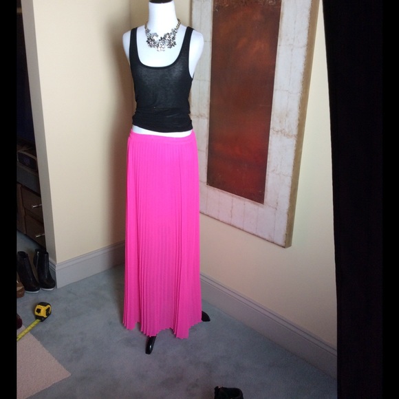 (SOLD IN BUNDLE) VS Pleated Hot Pink Maxi Skirt 2 - Picture 2 of 4