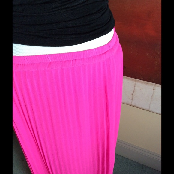 (SOLD IN BUNDLE) VS Pleated Hot Pink Maxi Skirt 2 - Picture 4 of 4