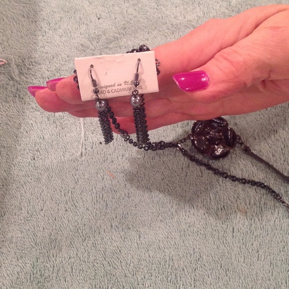 MATCHING NECKLESS AND EAR RINGS - Picture 2 of 2
