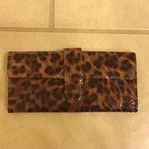 🎉🎉HOBO LEATHER CHEETAH PRINT WALLET. MATCHES BAG