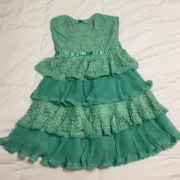 Betsy Johnson mint colored lace tiered dress