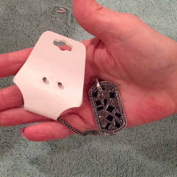 MATCHING NECKLESS & EAR RINGS - Picture 4 of 4