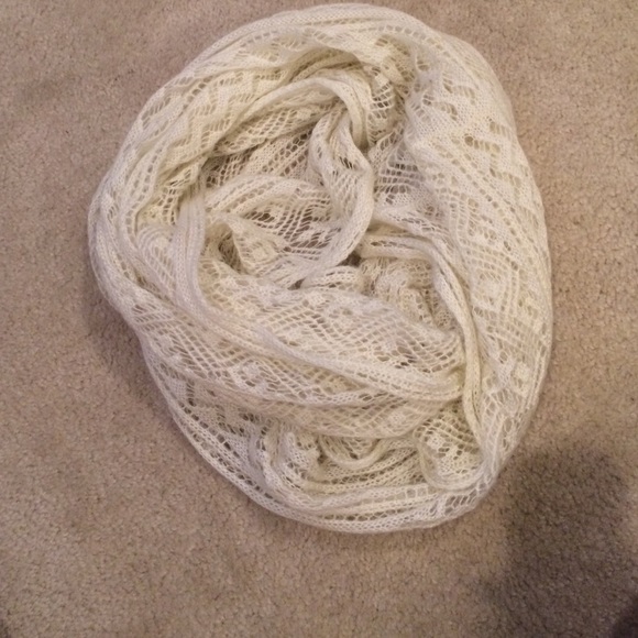 Chunky knit cream scarf