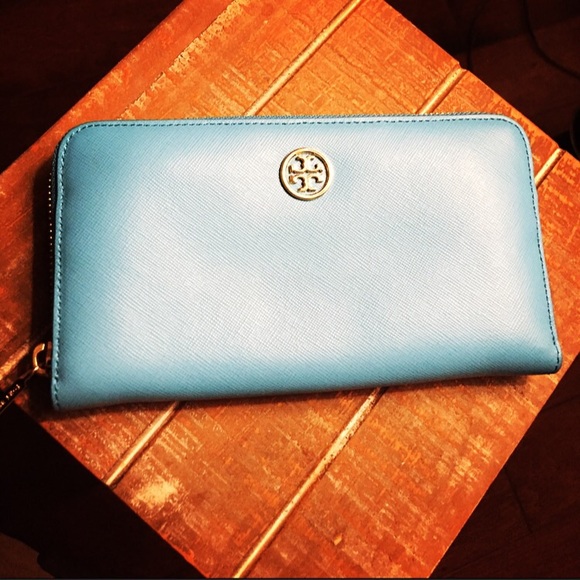 Tory Burch Handbags - Tory Burch Robinson Zip continental wallet