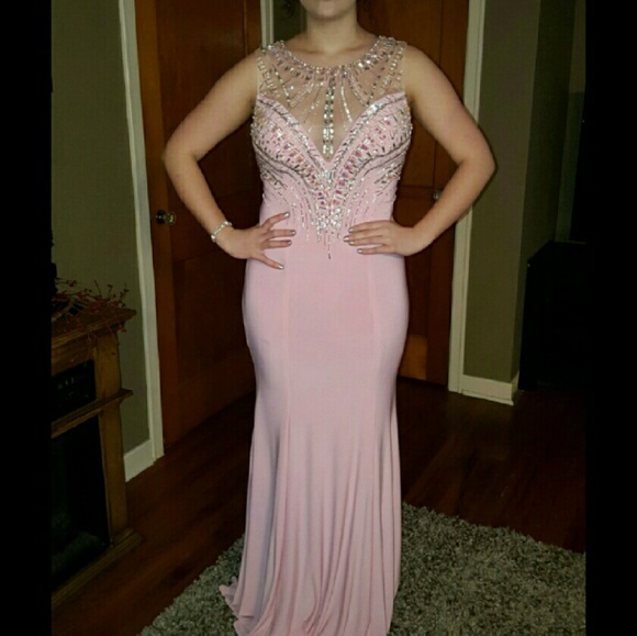 BEAUTIFUL PROM DRESS ON SALE NOW