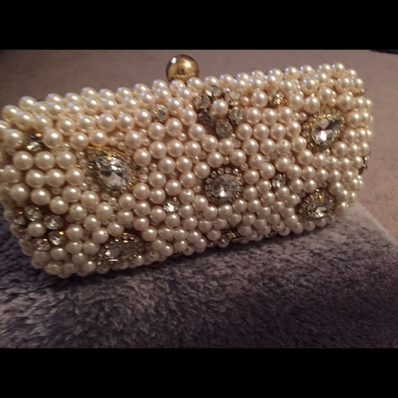 Clutch with pearls and stones