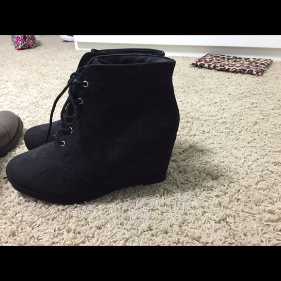New Black wedge heel's forever 21  size-9.5/10