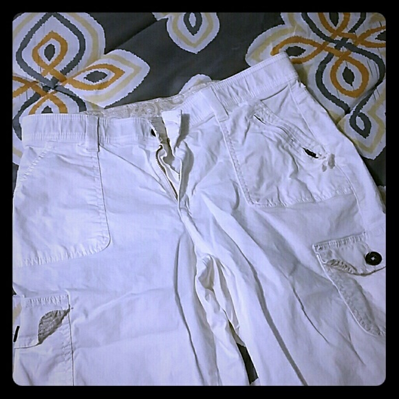 Mid-rise white capris