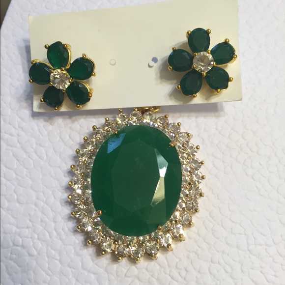 Emerald pendant with earrings