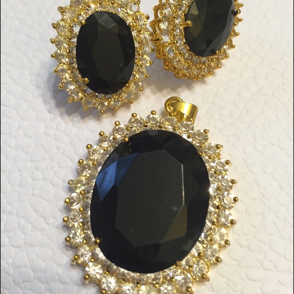 Black stone pendant with matching earrings