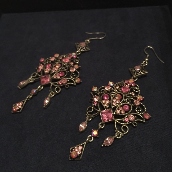 Chandelier earrings with pink and rose tones
