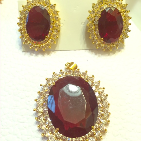 Maroon/brown stone pendant with earrings