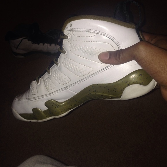 Air Jordan 9 (statue) - Picture 2 of 3