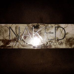 TRADE💞 URBAN DECAY | Smokey Eye Pallet👁