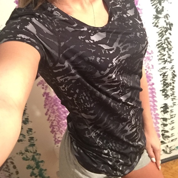 New w/o tags under armor fitted heat shirt