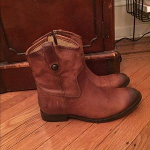 FRYE Melissa Button Short - COGNAC