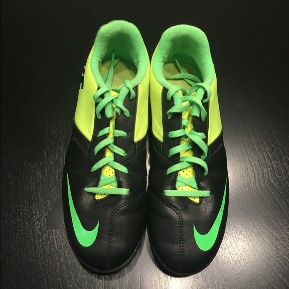 Indoor soccer shoes