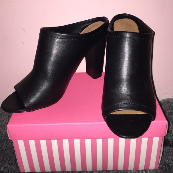 ❗️SOLD❗️Black Peep Heels - Picture 2 of 4